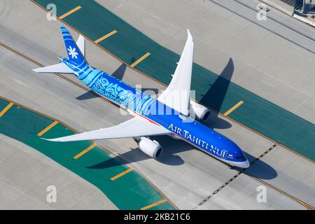 Air Tahiti Nui Boeing 787, tassazione degli aerei. Compagnia aerea da Tahiti con B787 aeroplano Dreamliner. Air Tahiti Nui aereo in ingresso da FAAa'a. Foto Stock