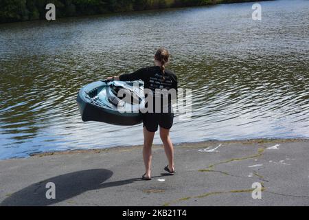 Una giovane donna prepara il kayak per una corsa nel parco statale Francis Slocum Lake 567 Mt Olivet Rd, Wyoming, PA 18644. Luzerne, contea. Kingston Township. Foto Stock