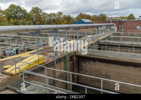 Serbatoio vuoto presso l'impianto di trattamento delle acque reflue di Norristown, Pennsylvania, USA Foto Stock