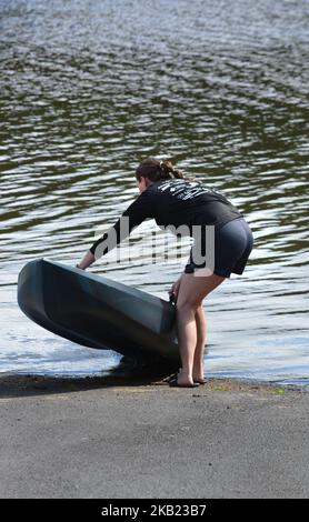 Una giovane donna prepara il kayak per una corsa nel parco statale Francis Slocum Lake 567 Mt Olivet Rd, Wyoming, PA 18644. Luzerne, contea. Kingston Township. Foto Stock