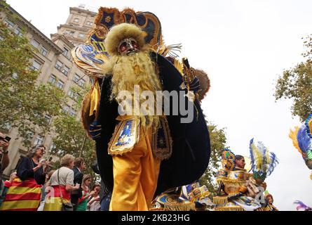 Gli unionisti marciano durante una manifestazione il 12 ottobre 2018 a Barcellona, Spagna. Migliaia di anti-separatisti provenienti da tutta la Spagna sono stati chiamati dalle associazioni e dai partiti politici catalani a marzo a Barcellona nella Giornata Nazionale della Spagna per protestare contro la richiesta di indipendenza della Catalogna. (Foto di Joan Valls/NurPhoto) Foto Stock