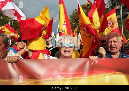 Gli unionisti marciano durante una manifestazione il 12 ottobre 2018 a Barcellona, Spagna. Migliaia di anti-separatisti provenienti da tutta la Spagna sono stati chiamati dalle associazioni e dai partiti politici catalani a marzo a Barcellona nella Giornata Nazionale della Spagna per protestare contro la richiesta di indipendenza della Catalogna. (Foto di Joan Valls/NurPhoto) Foto Stock