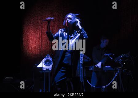 La band inglese alternative rock The Horrors si esibirà sul palco all'Hammersmith Apollo di Londra il 12 ottobre 2018. La band è composta dal cantante principale Faris Badwan, dal chitarrista Joshua Hayward, dal tastierista e sintetizzatore Tom Cowan, dal bassista Rhys Webb e dal batterista e percussionista Joe Spurgeon. (Foto di Alberto Pezzali/NurPhoto) Foto Stock