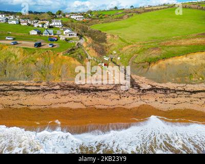 Eype, Dorset, Regno Unito. 3rd novembre 2022. Meteo nel Regno Unito. Vista dall'aria della spiaggia e delle scogliere alla bocca di Eype sulla Costa Jurassica Dorset in un pomeriggio di sole autunnale dopo una forte pioggia notturna. Una tempesta di liquame traboccamento si trova nel piccolo fiume. Picture Credit: Graham Hunt/Alamy Live News Foto Stock