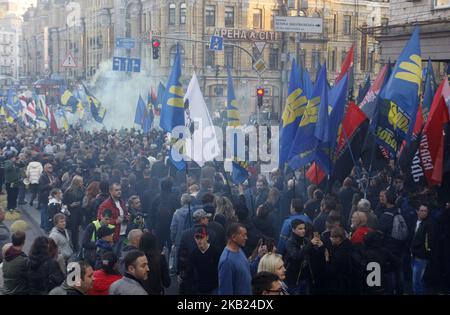 Gli attivisti di estrema destra ucraini assistono a una marcia per il 76th° anniversario della fondazione dell'Esercito Insurgente ucraino (UPA) nel centro di Kiev, in Ucraina, il 14 ottobre 2018. Gli attivisti si sono riuniti nella capitale Ucraina per celebrare il 76th° anniversario dell'istituzione dell'Esercito Insurgente ucraino (UPA). (Foto di Vladimir Sindeyeve/NurPhoto ) Foto Stock