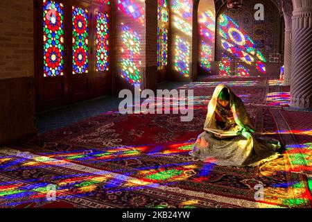 Una giovane donna iraniana ha letto il Corano nella Moschea di Nasir al-Mulk, chiamata anche Moschea Rosa, a Shiraz, in Iran, il 15 settembre 2018. (Foto di Dominika Zarzycka/NurPhoto) Foto Stock