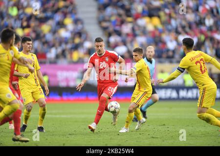 Il serbo Sergej Milinkovic-Savic (L) vies per la palla con il rumeno Razvan Marin (R) durante la UEFA Nations League, campionato 4, gruppo 4, partita di calcio tra Romania e Serbia alla National Arena di Bucarest, Romania, 14 ottobre 2018. (Foto di Alex Nicodim/NurPhoto) Foto Stock