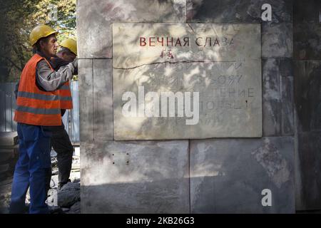 Demolizione del monumento dell'Armata Rossa sulla base della legge Decomunista di Varsavia il 17 ottobre 2018. (Foto di Maciej Luczniewski/NurPhoto) Foto Stock