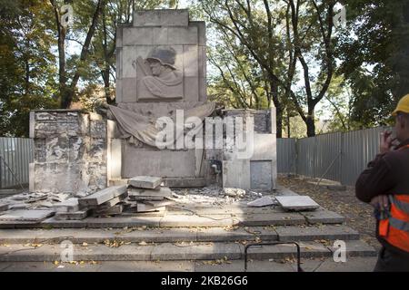 Demolizione del monumento dell'Armata Rossa sulla base della legge Decomunista di Varsavia il 17 ottobre 2018. (Foto di Maciej Luczniewski/NurPhoto) Foto Stock