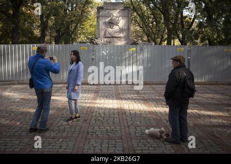 Demolizione del monumento dell'Armata Rossa sulla base della legge Decomunista di Varsavia il 17 ottobre 2018. (Foto di Maciej Luczniewski/NurPhoto) Foto Stock