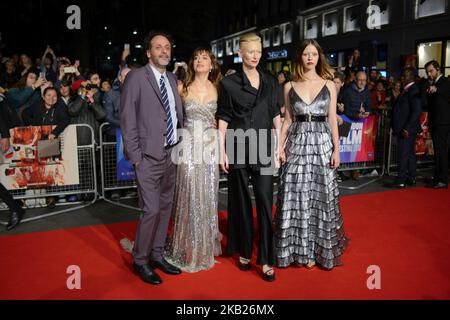 Luca Guadagnino (1L), Dakota Johnson (2L), Tilda Swinton (2R) e mia Goth parteciperanno alla prima edizione britannica di 'Suspiria' & Headline Gala durante il 62nd° BFI London Film Festival il 16 ottobre 2018 a Londra, Inghilterra. (Foto di Alberto Pezzali/NurPhoto) Foto Stock