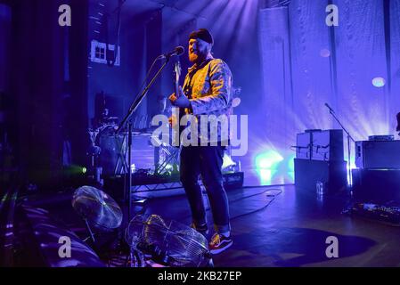 Il musicista britannico Tom Walker è raffigurato mentre si esibisce dal vivo presso il O2 Shepherd's Bush Empire di Londra il 17 ottobre 2018. (Foto di Alberto Pezzali/NurPhoto) Foto Stock