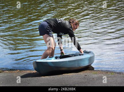 Una giovane donna prepara il kayak per una corsa nel parco statale Francis Slocum Lake 567 Mt Olivet Rd, Wyoming, PA 18644. Luzerne, contea. Kingston Township. Foto Stock