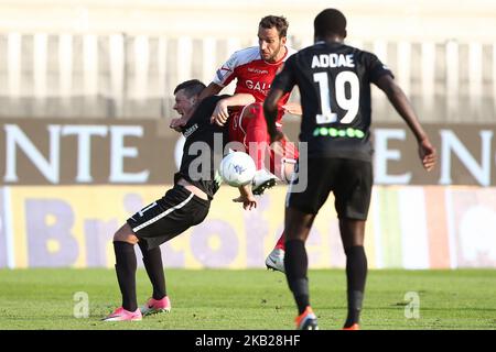 Lotta per la palla durante la partita italiana della Serie B 2018/2019 tra Ascoli Calcio 1898 FC e Carpi FC 1909 allo stadio Cino e Lillo del Duca il 20 ottobre 2018 ad Ascoli Piceno. (Foto di Danilo di Giovanni/NurPhoto) Foto Stock