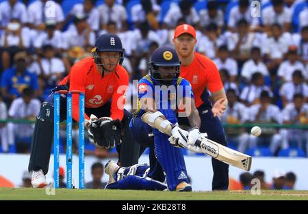 Il cricket dello Sri Lanka Niroshan Dickwella gioca un colpo durante la partita internazionale di cricket di un giorno tra lo Sri Lanka e l'Inghilterra del 4th allo stadio internazionale di cricket di Pallekele Sri Lanka. Sabato 20 ottobre 2018 (Foto di Tharaka Basnayaka/NurPhoto) Foto Stock