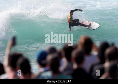 Gabriel Medina del Brasile in azione durante il World Surf League MEO RIP Curl Pro Portugal, l'evento 10th del WSL Men's Championship Tour, presso la spiaggia di Supertubos a Peniche, Portogallo, il 20 ottobre 2018. ( Foto di Pedro FiÃºza/NurPhoto) Foto Stock