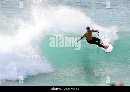 Gabriel Medina del Brasile in azione durante il World Surf League MEO RIP Curl Pro Portugal, l'evento 10th del WSL Men's Championship Tour, presso la spiaggia di Supertubos a Peniche, Portogallo, il 20 ottobre 2018. ( Foto di Pedro FiÃºza/NurPhoto) Foto Stock