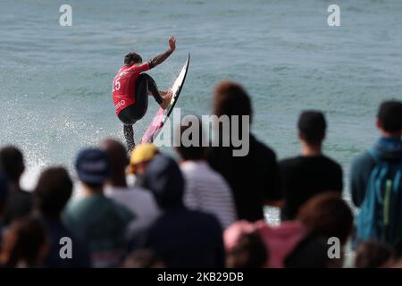 Italo Ferreira del Brasile in azione durante la World Surf League MEO RIP Curl Pro Portugal, l'evento 10th del WSL Men's Championship Tour, presso la spiaggia di Supertubos a Peniche, Portogallo, il 20 ottobre 2018. ( Foto di Pedro FiÃºza/NurPhoto) Foto Stock