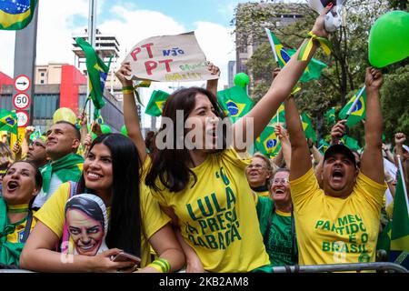 Migliaia di persone in dimostrazione per sostenere il candidato presidenziale brasiliano Jair Bolsonaro su Avenida Paulista il 21 ottobre 2018. (Foto di Dario Oliveira/NurPhoto) Foto Stock