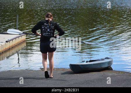 Una giovane donna prepara il kayak per una corsa nel parco statale Francis Slocum Lake 567 Mt Olivet Rd, Wyoming, PA 18644. Luzerne, contea. Kingston Township. Foto Stock