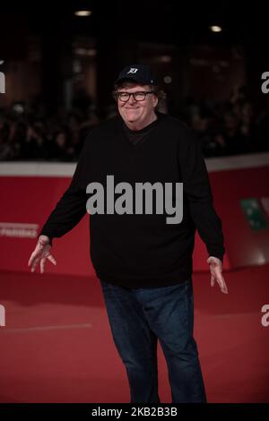 Michael Moore cammina sul tappeto rosso davanti alla proiezione 'Fahrenheit 11/9' durante il 13th° Festival del Cinema di Roma all'Auditorium Parco della Musica, il 20 ottobre 2018 a Roma. (Foto di Mauro Fagiani/NurPhoto) Foto Stock