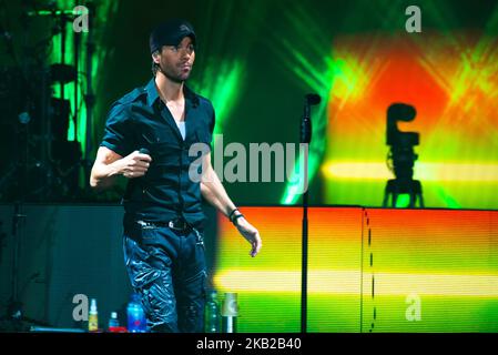 Il cantante e attore spagnolo Enrique Iglesias si esibisce dal vivo sul palco presso la O2 Arena di Londra, Regno Unito, il 19 ottobre 2018. (Foto di Alberto Pezzali/NurPhoto) Foto Stock