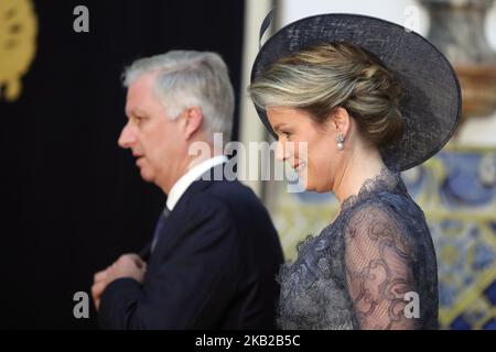 Re Filippo del Belgio (L) e la Regina Mathilde del Belgio (R ) durante una cerimonia di benvenuto al Palazzo Belem di Lisbona, il 22 ottobre 2018, nel primo di una visita di Stato dei reali di 3 giorni in Portogallo. ( Foto di Pedro FiÃºza/NurPhoto) Foto Stock