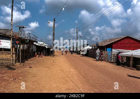 Una vista panoramica nel campo di Kutupalong nel Bazar di Cox, Bangladesh, 15 ottobre 2018. (Foto di Kazi Salahuddin Razu/NurPhoto) Foto Stock