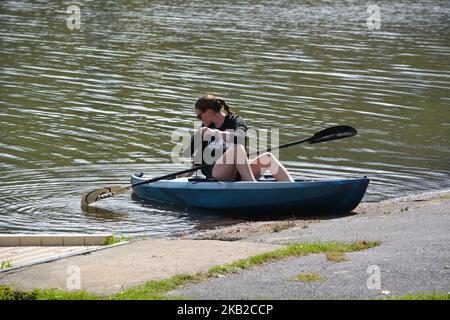 Una giovane donna prepara il kayak per una corsa nel parco statale Francis Slocum Lake 567 Mt Olivet Rd, Wyoming, PA 18644. Luzerne, contea. Kingston Township. Foto Stock