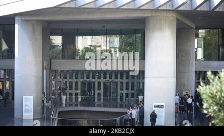 Una vista generale del museo dell'Acropoli , Atene , Grecia , 24 ottobre 2018. Un aumento del 11,6% è stato registrato nel traffico turistico in entrata nel gennaio-agosto di otto mesi, raggiungendo 20,9 milioni di viaggiatori in Grecia. Il turismo in Grecia, dimostrando che la fiorente economia greca sta facendo un respiro profondo dal flusso turistico che si rivela maggiore di qualsiasi altro paese precedente. (Foto di Giannis Alexopoulos/NurPhoto) Foto Stock