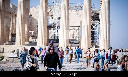 I turisti camminano sull'antica collina dell'Acropoli , Atene , Grecia , 24 ottobre 2018. Un aumento del 11,6% è stato registrato nel traffico turistico in entrata nel gennaio-agosto di otto mesi, raggiungendo 20,9 milioni di viaggiatori in Grecia. Il turismo in Grecia, dimostrando che la fiorente economia greca sta facendo un respiro profondo dal flusso turistico che si rivela maggiore di qualsiasi altro paese precedente. (Foto di Giannis Alexopoulos/NurPhoto) Foto Stock