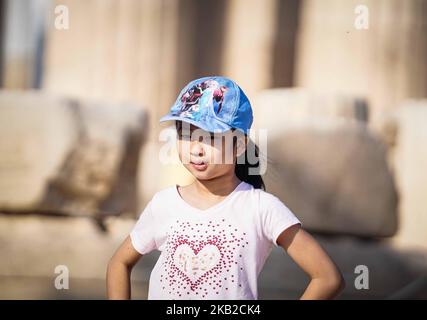 Una ragazza si posa per una fotografia presso l'antica collina dell'Acropoli, Atene , Grecia , 24 ottobre 2018. Un aumento del 11,6% è stato registrato nel traffico turistico in entrata nel gennaio-agosto di otto mesi, raggiungendo 20,9 milioni di viaggiatori in Grecia. Il turismo in Grecia, dimostrando che la fiorente economia greca sta facendo un respiro profondo dal flusso turistico che si rivela maggiore di qualsiasi altro paese precedente. (Foto di Giannis Alexopoulos/NurPhoto) Foto Stock