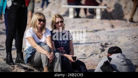 Due donne si posano per una fotografia presso l'antica collina dell'Acropoli , Atene , Grecia , 24 ottobre 2018. Un aumento del 11,6% è stato registrato nel traffico turistico in entrata nel gennaio-agosto di otto mesi, raggiungendo 20,9 milioni di viaggiatori in Grecia. Il turismo in Grecia, dimostrando che la fiorente economia greca sta facendo un respiro profondo dal flusso turistico che si rivela maggiore di qualsiasi altro paese precedente. (Foto di Giannis Alexopoulos/NurPhoto) Foto Stock