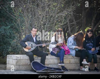 Un musicista di strada suona con il tradizionale bouzouki , Atene , Grecia , 24 ottobre 2018. Un aumento del 11,6% è stato registrato nel traffico turistico in entrata nel gennaio-agosto di otto mesi, raggiungendo 20,9 milioni di viaggiatori in Grecia. Il turismo in Grecia, dimostrando che la fiorente economia greca sta facendo un respiro profondo dal flusso turistico che si rivela maggiore di qualsiasi altro paese precedente. (Foto di Giannis Alexopoulos/NurPhoto) Foto Stock