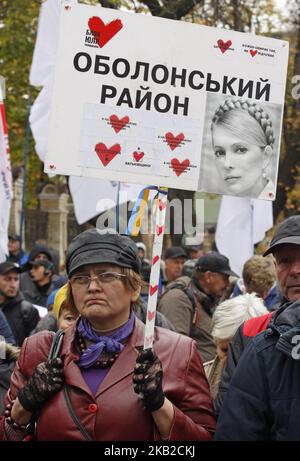 Un attivista tiene un cartello con un'immagine del leader dell'opposizione Ucraina Yulia Tymoshenko, duando un raduno con la richiesta l'abolizione della decisione del Gabinetto dei ministri sull'aumento del prezzo del gas per gli ucraini dal novembre 01, vicino all'amministrazione presidenziale a Kiev, Ucraina, 24 ottobre 2018. (Foto di Str/NurPhoto) Foto Stock