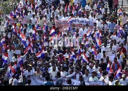 Gli attivisti di Asom Gana Parishad (AGP) partecipano a un rally di protesta durante 12 ore di Assam Bandh, a Guwahati, Assam, India, martedì 23 ottobre, 2018. 46 organizzazioni hanno chiamato il bandh per protestare contro i Centri hanno chiesto di approvare il disegno di legge sulla cittadinanza (Emendamento), 2016, nella sessione invernale del Parlamento. Se questo progetto di legge sarà approvato in Parlamento, i migranti illegali provenienti da alcune comunità minoritarie provenienti da Afghanistan, Bangladesh e Pakistan saranno quindi eleggibili per la cittadinanza indiana. (Foto di David Talukdar/NurPhoto) Foto Stock