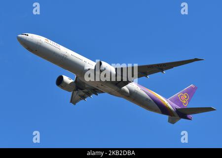 Prefettura di Chiba, Giappone - 29 ottobre 2021: L'aereo da passeggeri della Thai Airways Boeing B777-300ER (HS-TKQ) decollo all'aeroporto internazionale di Narita. Foto Stock