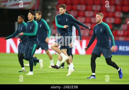 Eindhoven, Paesi Bassi. Ottobre 24. 2018 Tottenham Hotspur's Toby Alderweireld durante la sessione di allenamento di Tottenham Hotspur in vista della partita UEFA Champions League Group B contro PSV Eindhoven allo stadio Phillips, a Eindhoven, Paesi Bassi, il 23 Ott , 2018 (Photo by Action Foto Sport/NurPhoto) Foto Stock