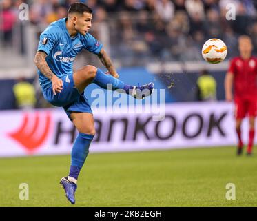 Leandro Paredes del FC Zenit San Pietroburgo vie per la palla durante la partita di Gruppo C della UEFA Europa League tra FC Zenit San Pietroburgo e FC Girondins de Bordeaux allo Stadio di San Pietroburgo il 25 ottobre 2018 a San Pietroburgo, Russia. (Foto di Igor Russak/NurPhoto) Foto Stock