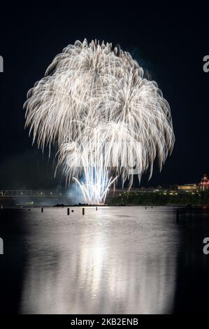 Fuochi d'artificio sul fiume Ottawa e su parliament Hill a Ottawa, Canada Foto Stock