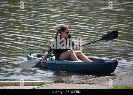 Una giovane donna prepara il kayak per una corsa nel parco statale Francis Slocum Lake 567 Mt Olivet Rd, Wyoming, PA 18644. Luzerne, contea. Kingston Township. Foto Stock