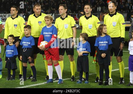 Arbitri del gioco. Partita FC PAOK vs MOL vidi FC 0-2 allo stadio Toumba di Salonicco, Grecia per la UEFA Europa League Group L. Videon ha segnato a 12' con Szabolcs Huszti e a 45' con Stopira. PAOK aveva il 74% di possesso con 12 colpi finali, 0 carte gialle contro Vidi con 5 colpi finali e 5 carte gialle. (Foto di Nicolas Economou/NurPhoto) Foto Stock