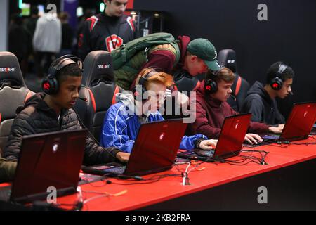 I giocatori giocano a videogiochi il 26 ottobre 2018, durante la mostra Paris Games Week (PGW) del 2018 al centro esposizioni Porte de Versailles di Parigi. Il PGW è il più grande videogioco francese e attira più di 250 000 visitatori ogni anno e 300 giocatori si uniscono alle finali della eSports World Convention (ESWC). Durante la mostra, gli sviluppatori e gli editori di videogiochi presentano i loro ultimi giochi e marchi promuovono i loro prodotti più recenti e famosi. (Foto di Michel Stoupak/NurPhoto) Foto Stock