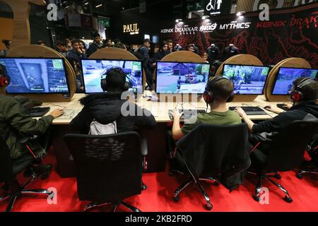 I giocatori giocano a videogiochi il 26 ottobre 2018, durante la mostra Paris Games Week (PGW) del 2018 al centro esposizioni Porte de Versailles di Parigi. Il PGW è il più grande videogioco francese e attira più di 250 000 visitatori ogni anno e 300 giocatori si uniscono alle finali della eSports World Convention (ESWC). Durante la mostra, gli sviluppatori e gli editori di videogiochi presentano i loro ultimi giochi e marchi promuovono i loro prodotti più recenti e famosi. (Foto di Michel Stoupak/NurPhoto) Foto Stock