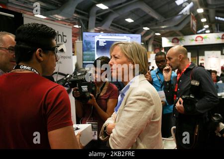 Il Ministro francese per i disabili Sophie Cluzel (C) visita la mostra Paris Games Week 2018 (PGW) al centro fieristico Porte de Versailles di Parigi il 26 ottobre 2018. Il PGW è il più grande videogioco francese e attira più di 250 000 visitatori ogni anno e 300 giocatori si uniscono alle finali della eSports World Convention (ESWC). Durante la mostra, gli sviluppatori e gli editori di videogiochi presentano i loro ultimi giochi e marchi promuovono i loro prodotti più recenti e famosi. (Foto di Michel Stoupak/NurPhoto) Foto Stock