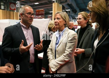 Il Ministro francese per i disabili Sophie Cluzel (C) visita la mostra Paris Games Week 2018 (PGW) al centro fieristico Porte de Versailles di Parigi il 26 ottobre 2018. Il PGW è il più grande videogioco francese e attira più di 250 000 visitatori ogni anno e 300 giocatori si uniscono alle finali della eSports World Convention (ESWC). Durante la mostra, gli sviluppatori e gli editori di videogiochi presentano i loro ultimi giochi e marchi promuovono i loro prodotti più recenti e famosi. (Foto di Michel Stoupak/NurPhoto) Foto Stock