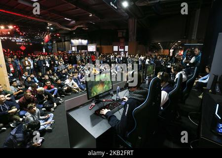 I giocatori giocano a videogiochi il 26 ottobre 2018, durante la mostra Paris Games Week (PGW) del 2018 al centro esposizioni Porte de Versailles di Parigi. Il PGW è il più grande videogioco francese e attira più di 250 000 visitatori ogni anno e 300 giocatori si uniscono alle finali della eSports World Convention (ESWC). Durante la mostra, gli sviluppatori e gli editori di videogiochi presentano i loro ultimi giochi e marchi promuovono i loro prodotti più recenti e famosi. (Foto di Michel Stoupak/NurPhoto) Foto Stock