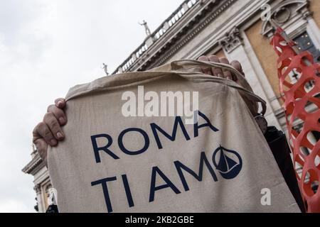 I cittadini di Roma, stanchi del continuo decadimento della città, si presentano davanti al Campidoglio di Roma il 27 ottobre 2018 a Roma (Foto di Andrea Ronchini/NurPhoto) Foto Stock