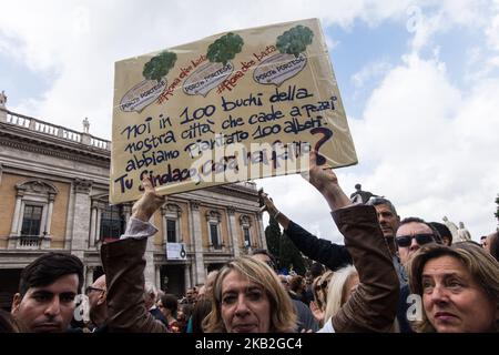I cittadini di Roma, stanchi del continuo decadimento della città, si presentano davanti al Campidoglio di Roma il 27 ottobre 2018 a Roma (Foto di Andrea Ronchini/NurPhoto) Foto Stock