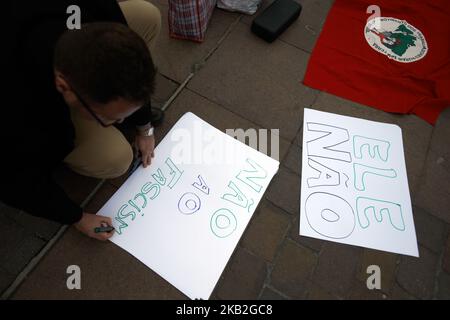 Un uomo scrive su un pezzo di carta le parole No al fascismo e 'Ele Nao' (cioè 'non lui'). Parte della comunità brasiliana di Tolosa si è riunita di fronte alla città di Tolosa. Volevano raccogliere premiennes sulle elezioni brasiliane. Dopo alcuni discorsi di Bolsonaro, alcuni sono preoccupati per Bolsonaro diventare il prossimo presidente come ha detto che non ama le minoranze (LGBT, Aborigeni, schiavi'progenie, ecc), ammira la dittatura militare, abbandonerà l'accordo del COP21 contro il riscaldamento globale e aprire la foresta pluviale Amazonia all'agroalimentare. L'elction avrà luogo il 28th ottobre tra Foto Stock